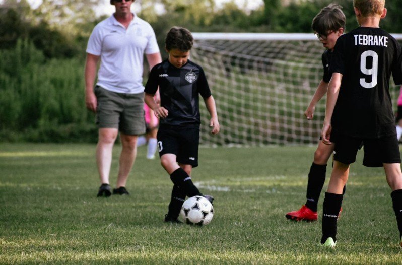 How Parents Can Decide Between Recreational and Competitive Soccer